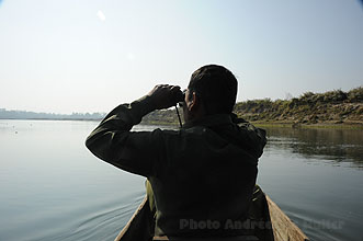 Chitwan 2011 102 Flussfahrt Fernglas y220