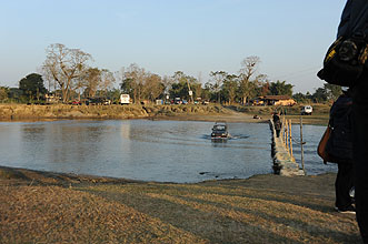 Chitwan 2011 64 elefant breading center jeep im Fluss y220