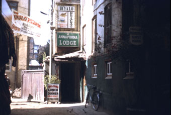Freakstreet 16 Annapurna lodge Eingang Kathmandu0340x