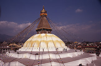 Kathmandu Bodnath 03 stupa schraeg oben P 0350