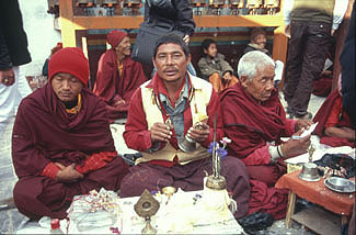 Kathmandu Bodnath 27  Puja moenche a  P 0350
