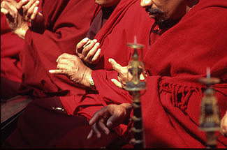 Kathmandu Bodnath 35  monche rot hände. P 0350