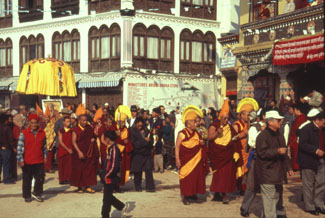 Kathmandu Bodnath 37  monche gelb a. P 0350