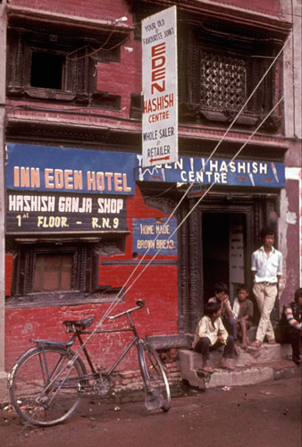 Freak street Hashish-shop-Kathmandu-1973 Wikipedia y500 