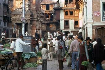 Günther Glöckner 1977 N24 Kathmandu Straße mit Gemüsehändlern_bearbeitet-1 s340