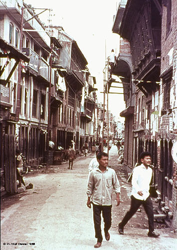 Wolf Donner NEP 011 eine Strasse in der Altstadt Kathmandu 1966y500
