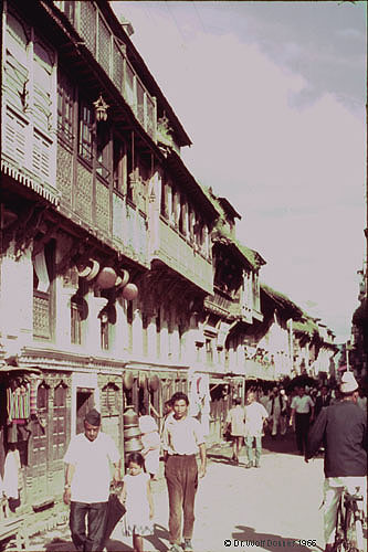 Wolf Donner NEP 012 eine Strasse in der Altstadt Kathmandu 1966y500