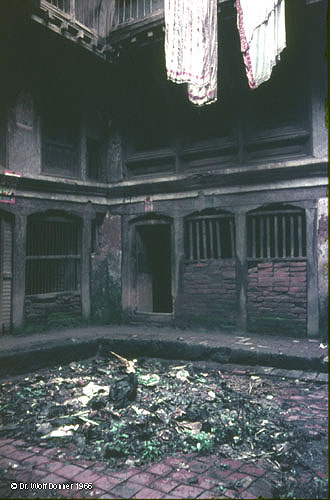 Wolf Donner NEP 019 innenhof als Abfalllager Kathmandu 1966y500