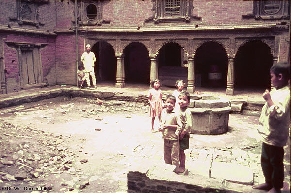 Wolf Donner NEP 020 Innenhof mit Brunnen Kathmandu 1966x0600