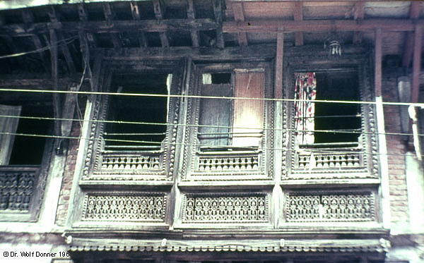 Wolf Donner NEP 022 geschnitztes Fenster Kathmandu 1966x0600