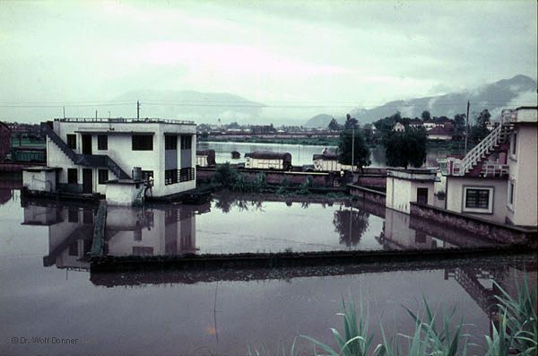 Wolf Donner NEP 046 �ussere Stadtbezirke im monsumregen Kathmandu 1966x0600
