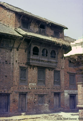 Wolf Donner NEP 108 Typisches Newarhaus im Kathmandutal  1966  original  bearbeitety400