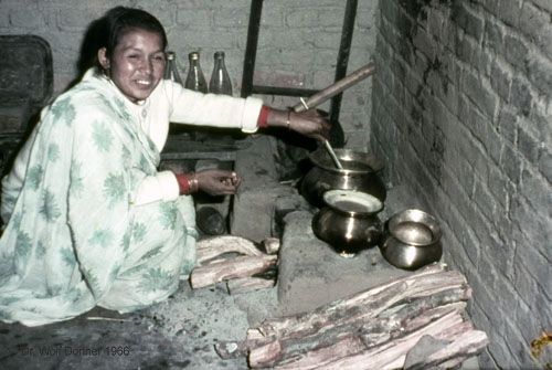 Wolf Donner NEP 411 B�uerliche K�che  im Kathmandutal 1966 original  unbearbeitet x500