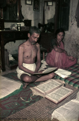Wolf Donner NEP 424 Newar Hindupriester beim  im Kathmandutal 1966 y400