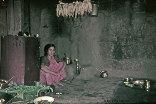 Wolf Donner NEP 425  Frau in typischen Newarhaus im Kathmandutal 1966 original  bearbeitet x500