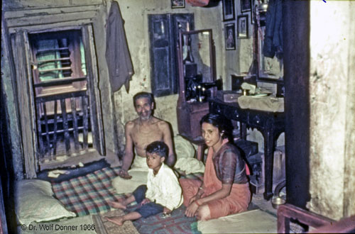 Wolf Donner NEP 426  1966 Familie in typischen Newarhaus im Kathmandutal original  unbearbeitet x500