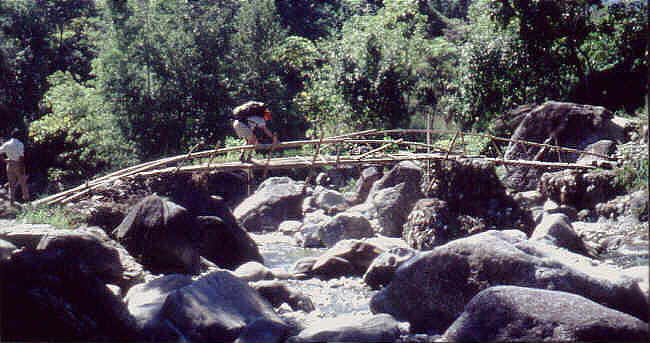 Trecking in Nepal: die erste spannende Brcke