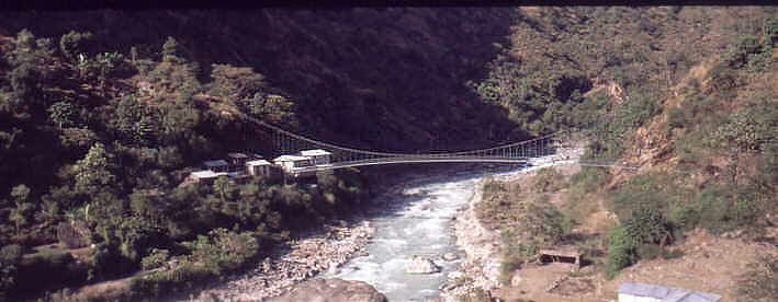 Trecking in Nepal: die groe Hngebrcke bei Syange