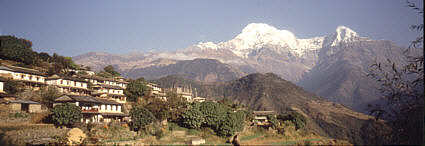Bild: Das Dorf Gandrung mit der Annapurna Süd