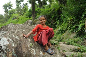 Trekking in Monsun round Annapurna Girl in red