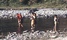 Flussüberquerung beim Trekking