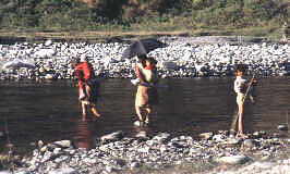 Fluss�berquerung beim Trekking