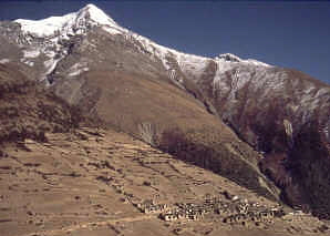 Der Pisang Peak mit dem Dorf Gyaru
